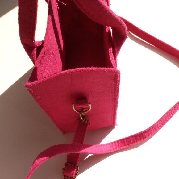 💖 Pink Crossbody Bag – Stylish & Compact 💖 - Picture 1 of 2
